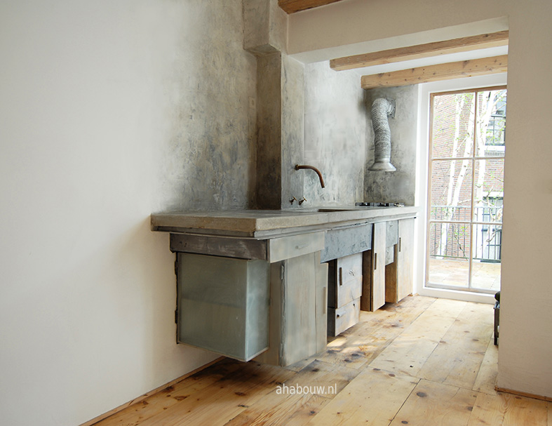 Keuken van beton, glas en staal, hout e.a.